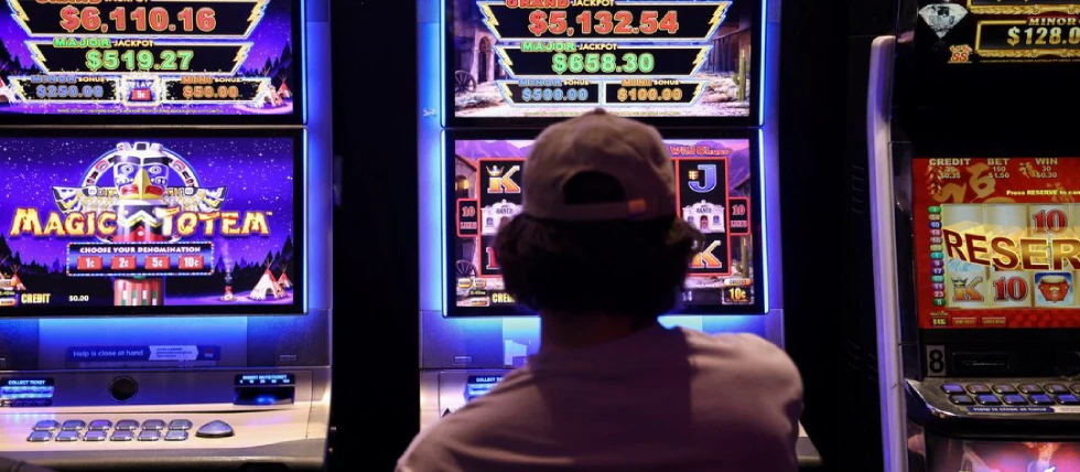 Queensland campaigners push for cashless cards for pokies